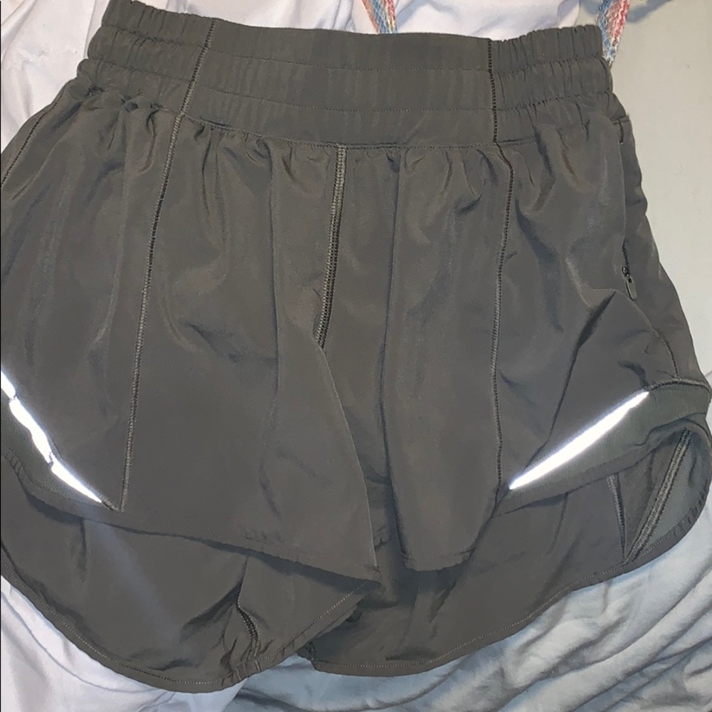 Lululemon gotta hot 4 inch tall